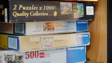 Een stapel Ravensburger puzzels in verschillende formaten en met diverse afbeeldingen.