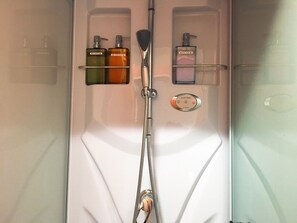 Bathroom shower - Hostel Mallika (Hiroshima)