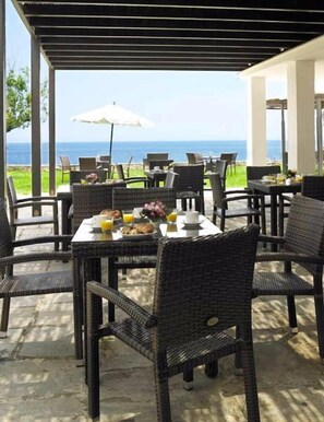 Free buffet breakfast
