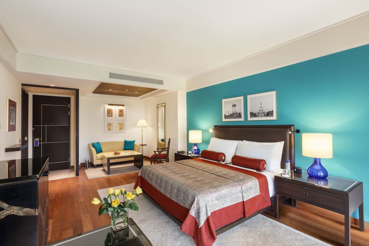 1 bedroom, Egyptian cotton sheets, premium bedding, down comforters