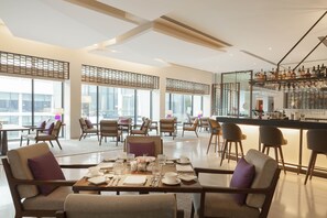 อาหารเช้าแบบบุฟเฟ่ต์ทุกวัน (INR 2094 ต่อคน)