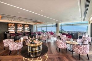 2 bars/lounges, lobby lounge, rooftop bar