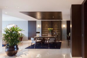 Suite de lujo | Área de sala de estar | Televisión LED de 49 pulgadas con canales digitales y televisión 