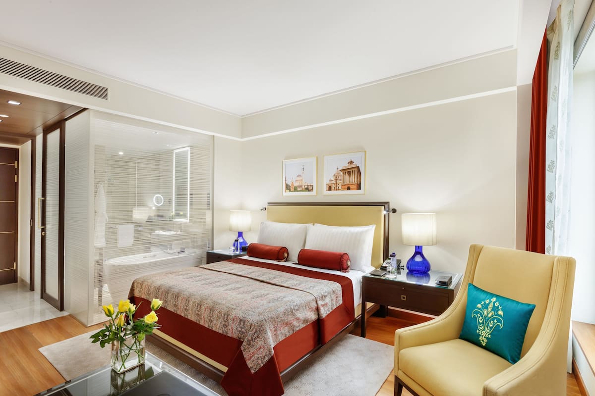 1 bedroom, Egyptian cotton sheets, premium bedding, down comforters
