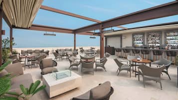 2 か所のバー / ラウンジ、ロビー ラウンジ、屋上バー