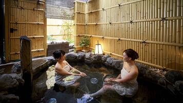 Tina de hidromasaje al aire libre