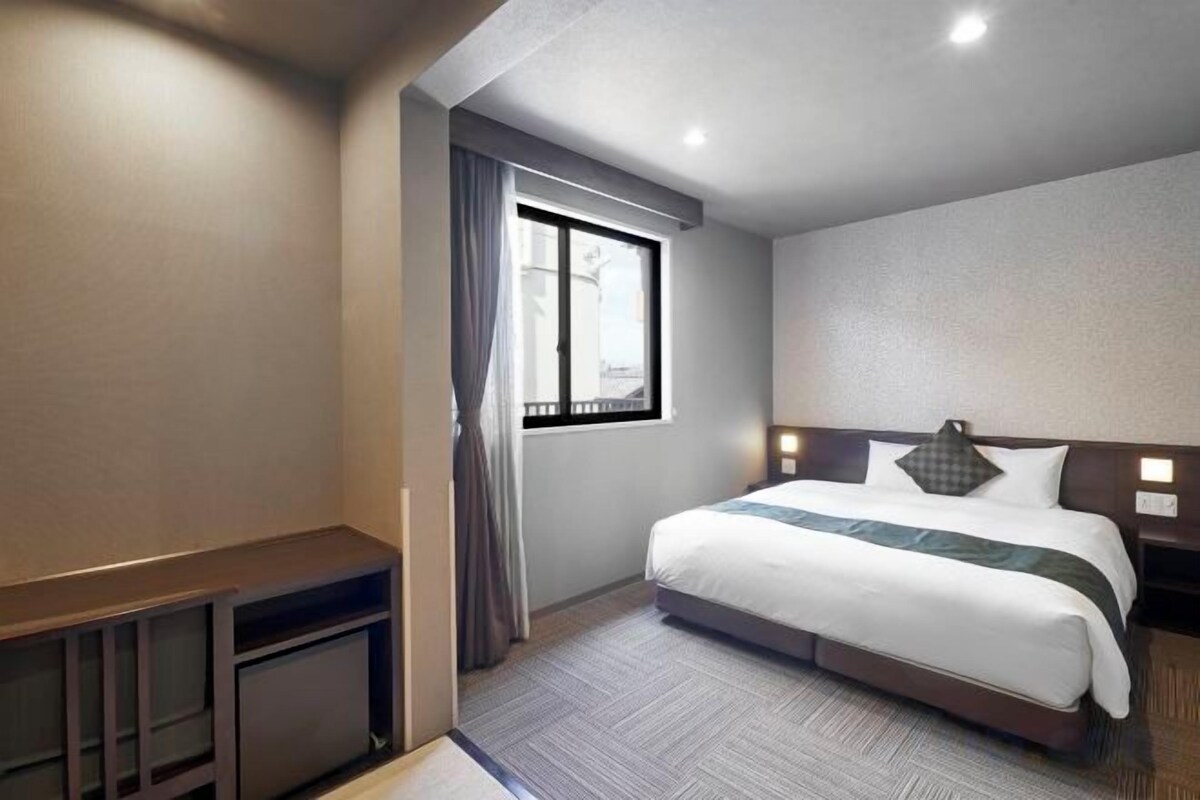 Premium bedding, down comforters, pillowtop beds, in-room safe