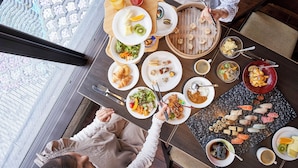 A dining table with various dishes, including sushi, vegetables, and drinks. - Hotel Kuu Kyoto (Kyoto)