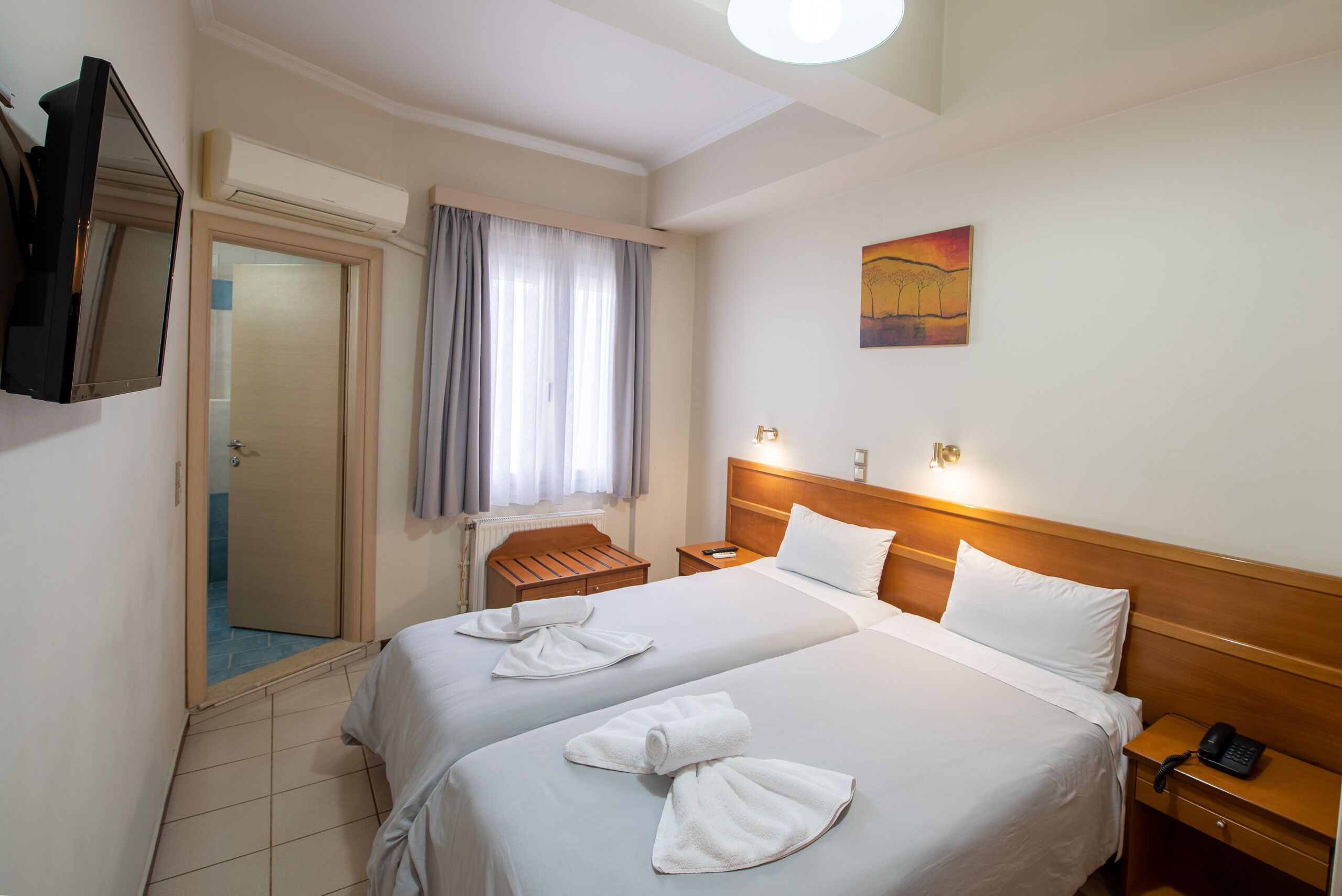 economy double room | 1 bedroom, minibar, in-room safe, desk