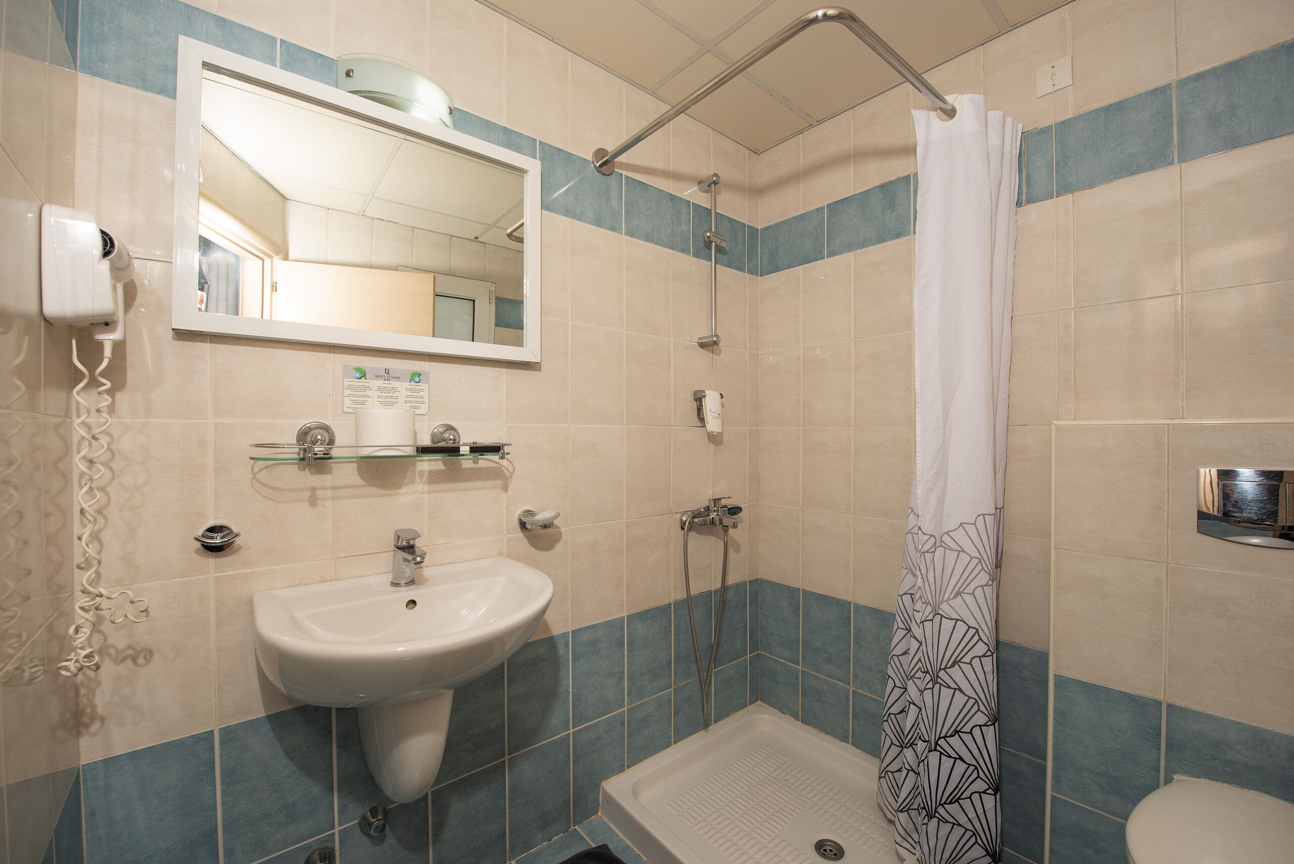 economy double room | bathroom | shower, hydromassage showerhead, hair dryer, slippers