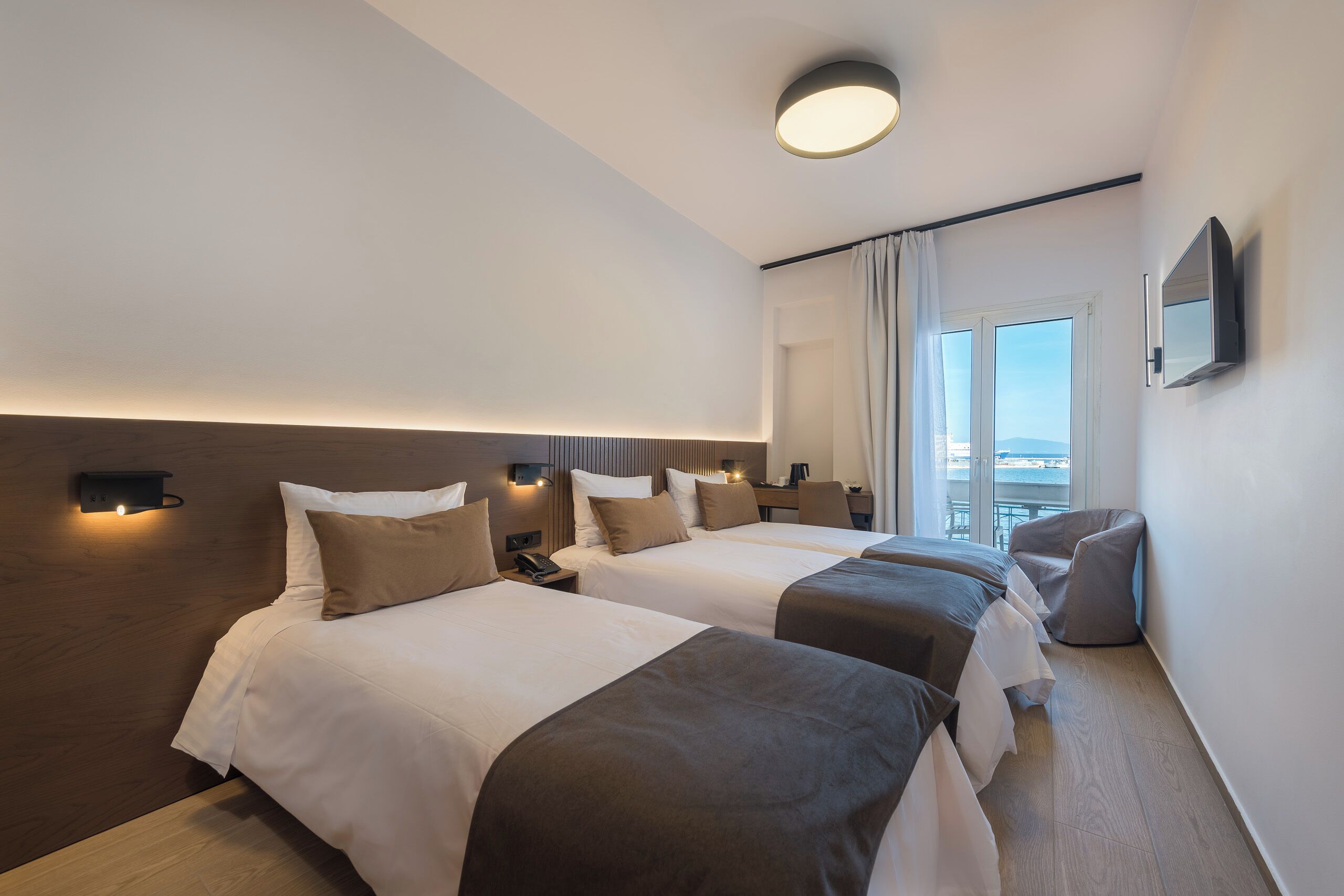 Tremannsrom – superior, 3 enkeltsenger | Sengetøy av topp kvalitet, minibar, safe på rommet og skrivebord