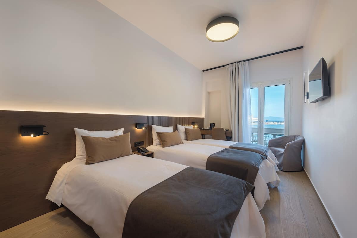 Tremannsrom – superior, 3 enkeltsenger | Sengetøy av topp kvalitet, minibar, safe på rommet og skrivebord