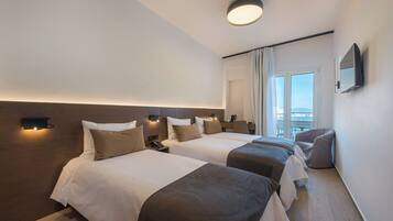 Quarto triplo superior, 3 camas de solteiro | Roupas de cama premium, frigobar, cofres nos quartos, escrivaninha