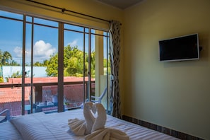 Deluxe-Zimmer, Balkon | 1 Schlafzimmer, Minibar, Zimmersafe, kostenloses WLAN
