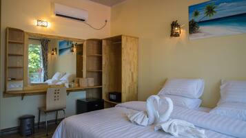 Deluxe Room, Balcony | 1 bilik tidur, bar mini, peti besi dalam bilik, Wi-fi percuma