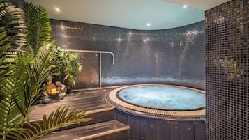 Parihoitohuone(ita), sauna, poreallas, höyrysauna, vartalohoitoja