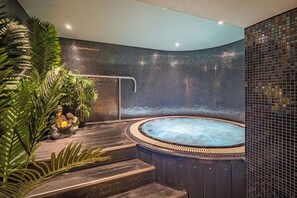 Espace de soins pour les couples, sauna, bain Ă remous, hammam