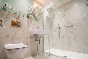 Suite Deluxe | Bagno | Doccia, set di cortesia firmato, pantofole, asciugamani