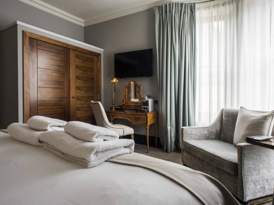 Deluxe tweepersoonskamer | Luxe beddengoed, bedden met traagschuimmatras, een kluis op de kamer