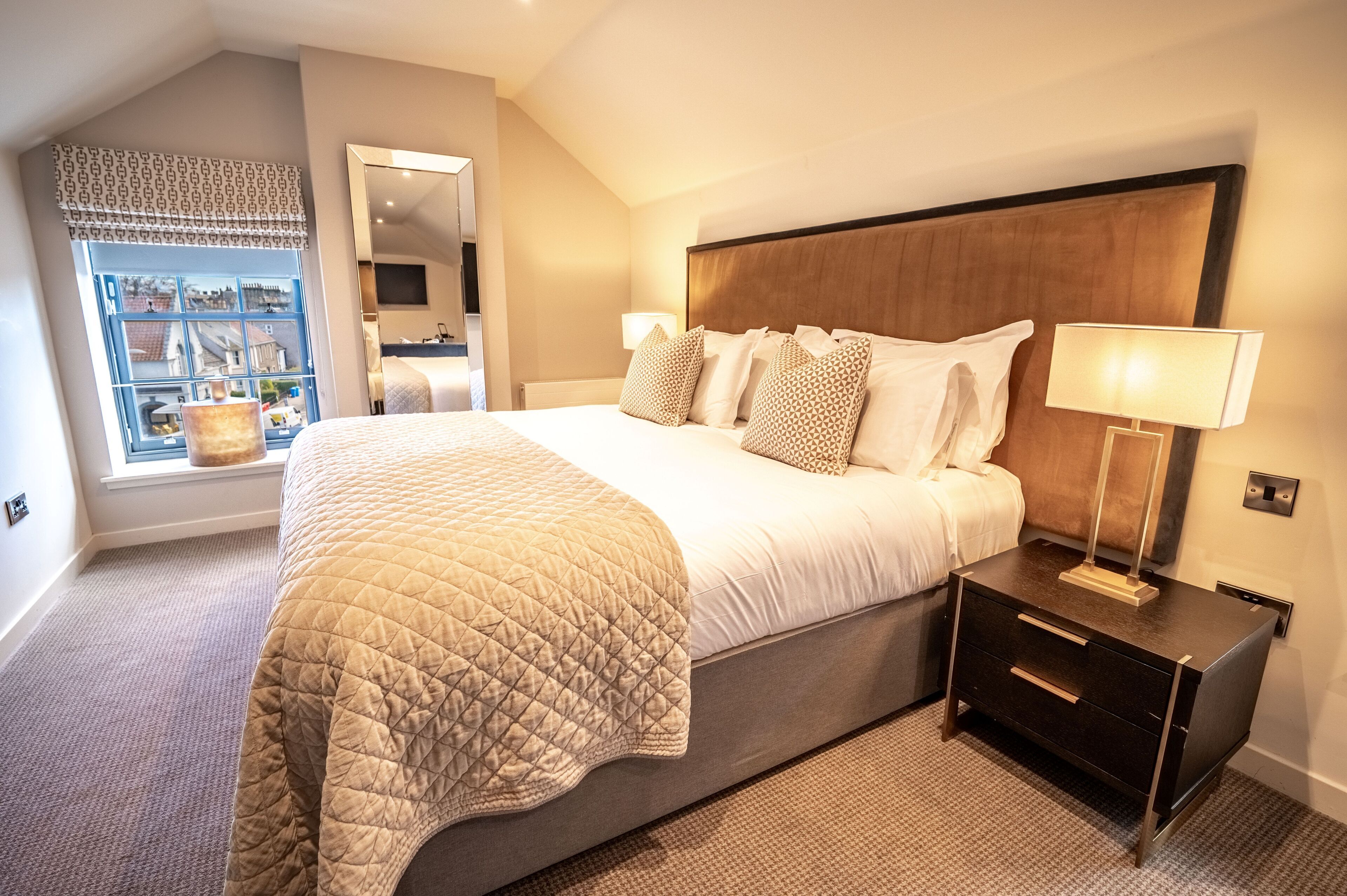 スタンダード スタジオ キングベッド 1 台 | 高級寝具、低反発ベッド、セーフティボックス (室内)、客室ごとに異なる装飾