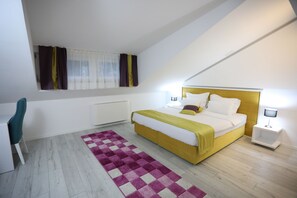 A bedroom with a bed, a desk, and a chair. - HOTEL LIBRIS boutique (Sarajevo)