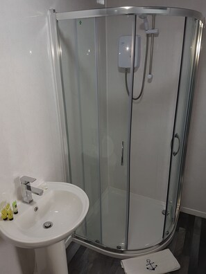 シャワー、バスアメニティ (無料)、タオル