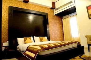 Ropa de cama de alta calidad y caja de seguridad en la habitación