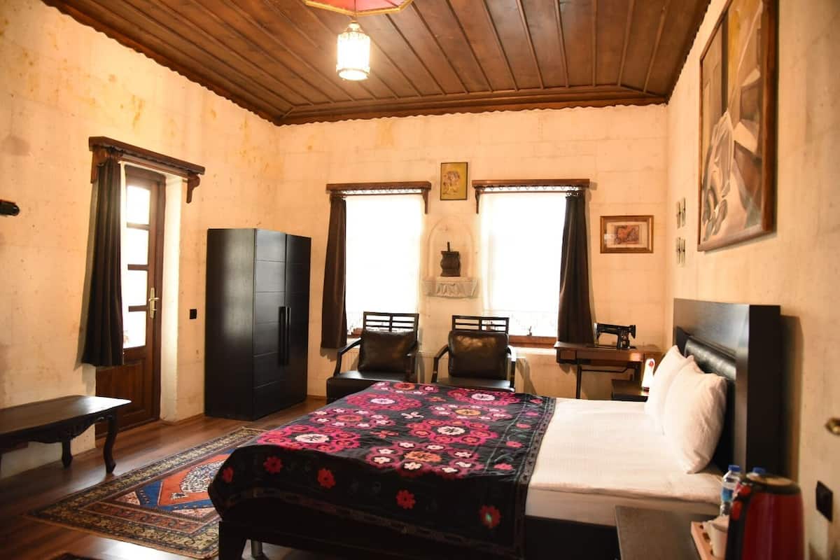 Deluxe Room | Premium bedding, desk, iron/ironing board (on request), cribs (free)
