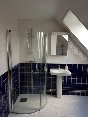 Shower, free toiletries, towels - Bästekille Gårdshotell (Kivik)