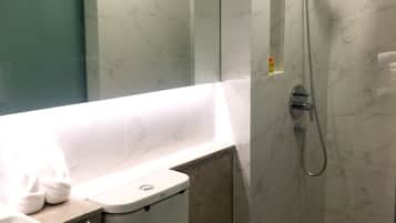 Shower, free toiletries, towels