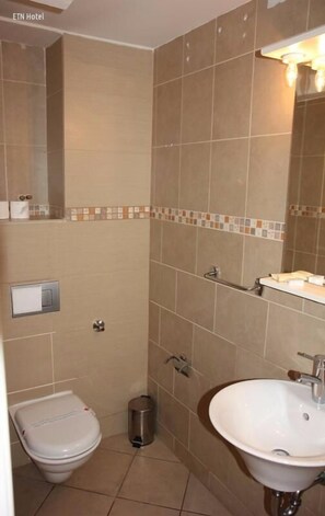 Chambre triple | Salle de bain | Douche, articles de toilette (gratuits), séchoir à cheveux