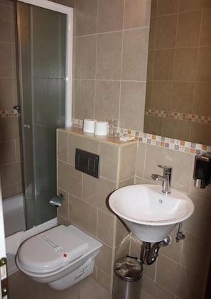 Quarto triplo | Banheiro | Chuveiro, produtos de toalete grátis, secador de cabelo