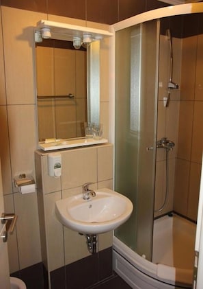 Triple Room | Bathroom | Shower, free toiletries, hair dryer, towels