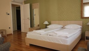 Quarto família | Escrivaninha, berços grátis, Wi-Fi de cortesia