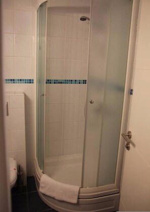 Single Room | Bathroom shower - ETN Hotel (Sarajevo)