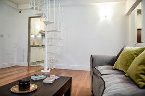 Appartement, 3 slaapkamers (Location: Borgo San Jacopo 15) | Woonkamer | Een 36-inch flatscreentelevisie met digitale zenders en een televisie