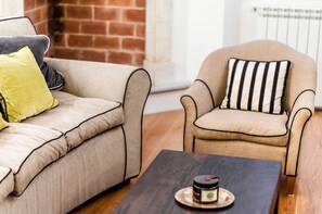 Apartment, 3 Bedrooms (Location: Borgo San Jacopo 15) | Living area | 36-inch flat-screen TV with digital channels, TV - Borgo San Jacopo Deluxe (Florence)