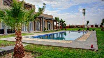 Outdoor pool, pool umbrellas, sun loungers