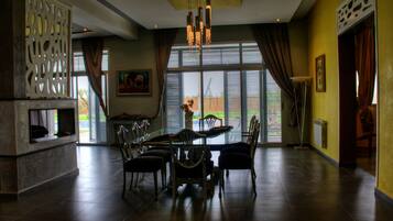 Villa | In-room dining