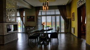 Villa | Makan dalam bilik