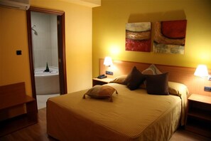 Escritorio, cortinas opacas, cunas (de pago) y camas supletorias