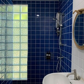Shared Dormitory, Mixed Dorm | Bathroom | Shower, free toiletries, hair dryer, towels - Stay Samed - Hostel (Rayong)