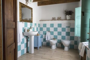 Ducha, artículos de tocador gratuitos, secador de pelo, bidet
