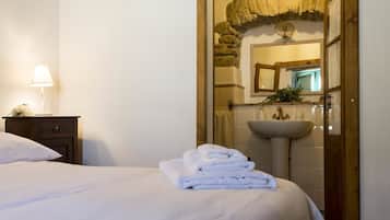 Habitación básica con 1 cama matrimonial o 2 individuales | Wifi gratis y ropa de cama