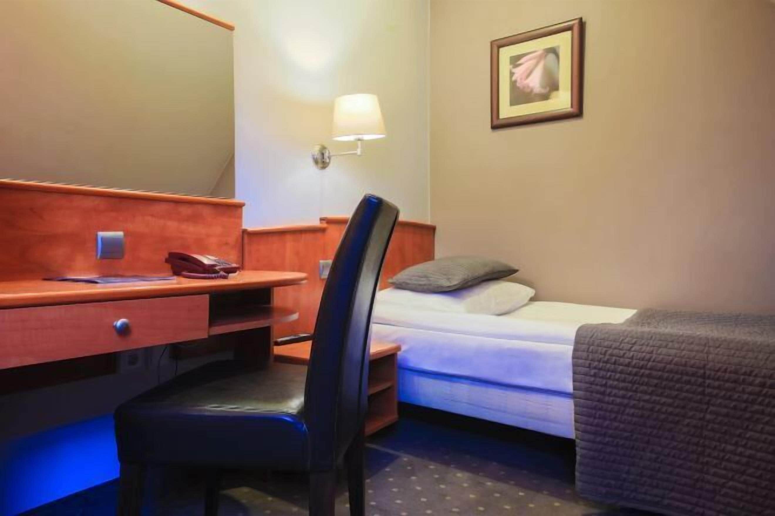 In-room safe, desk, laptop workspace, soundproofing