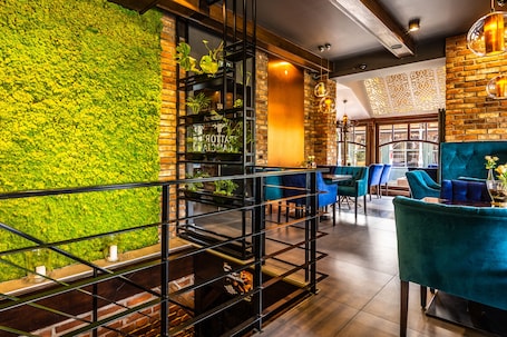 Breakfast, lunch, dinner served; Italian cuisine