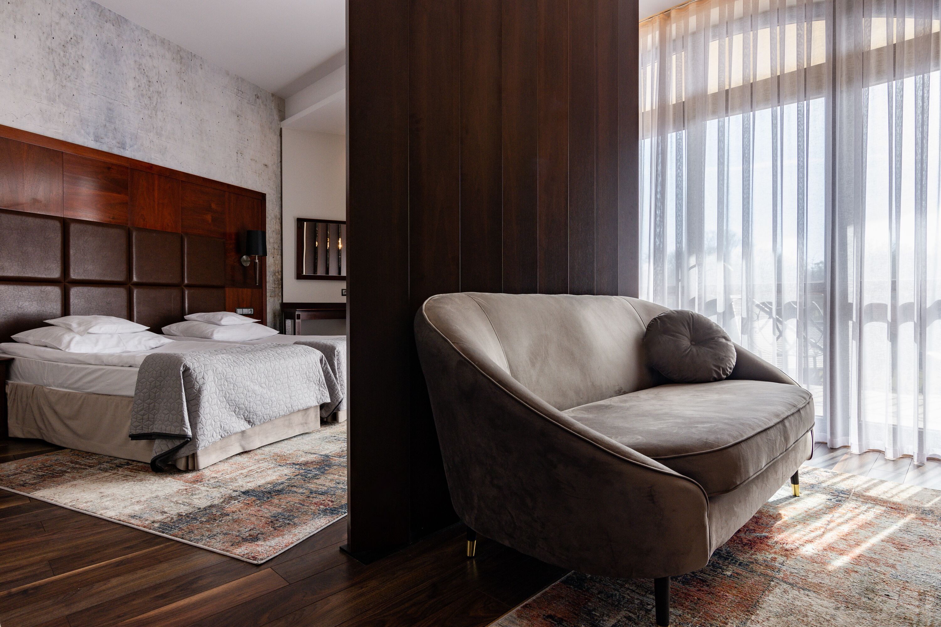 deluxe studio, 1 bedroom | in-room safe, desk, laptop workspace, soundproofing