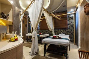 Salas de tratamiento para parejas, sauna y tina de hidromasaje
