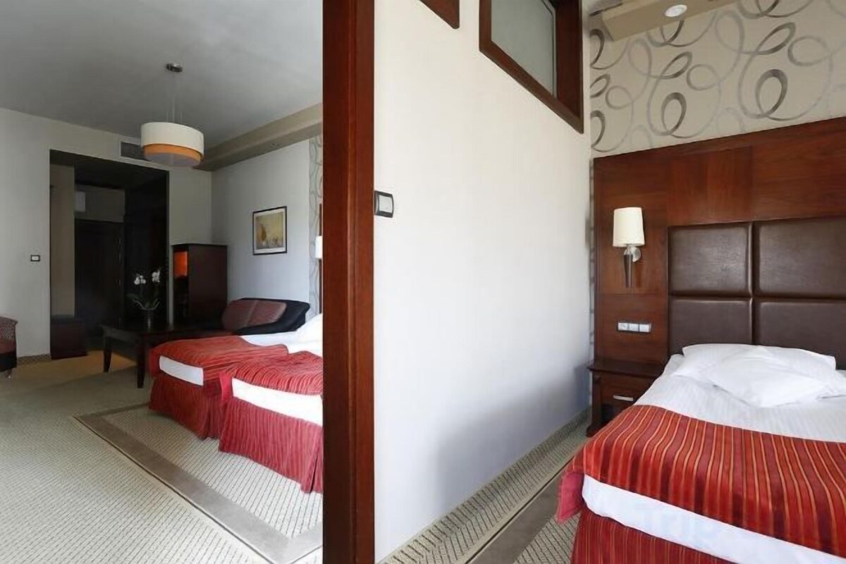 In-room safe, desk, laptop workspace, soundproofing