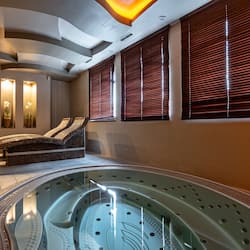 Indoor spa tub